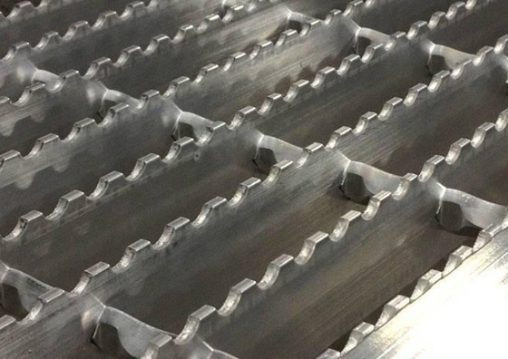 Passage couvert Q235 en acier à faible teneur en carbone râpant le type dentelé pour la bande de roulement d'escalier 25*5mm