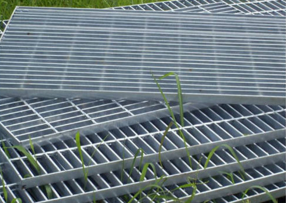 ISO9001 a crénelé l'OEM discordant galvanisé plat de drain d'allée en métal de passage couvert en acier
