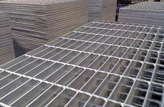 La grille galvanisée dentelée de Rebar a pressé la grille de bande de roulement d'escalier de 32*5mm