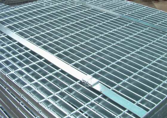 Couverture en acier vigoureuse de drainage de fossé galvanisée par 2-12mm de bandes de roulement d'escalier de grille de passage couvert