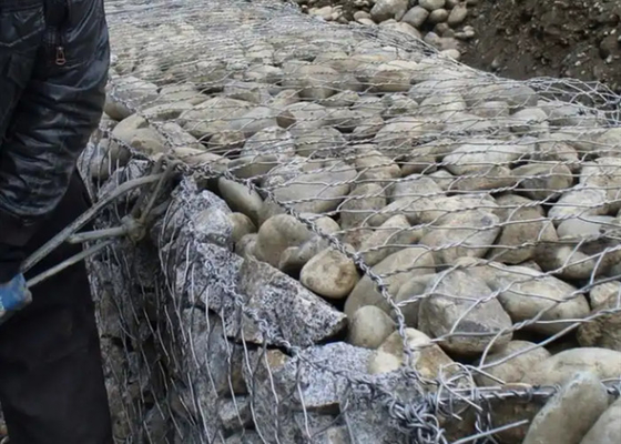 80x100mm Pvc revêtu Gabion Fil de maille dans le contrôle des inondations mur de soutènement