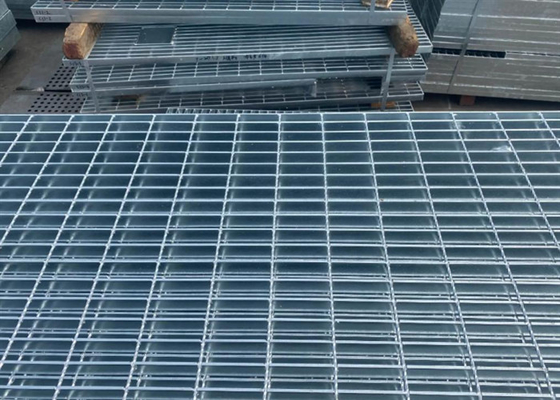 Réglage de la passerelle en acier galvanisé noir / blanc pour l'usine chimique 30 * 3 mm