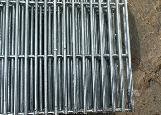 358 Panneau de clôture de sécurité anti-coupe 2,4 m x 3,0 m Maillage en acier galvanisé