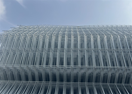 Fermeture à treillis triangulaire soudée personnalisable avec trou de treillis de 50*150 mm