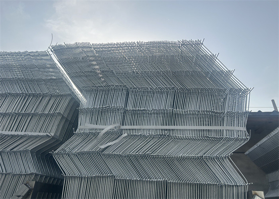 Panneau triangulaire de clôture en treillis métallique en acier à faible teneur en carbone pour une construction robuste
