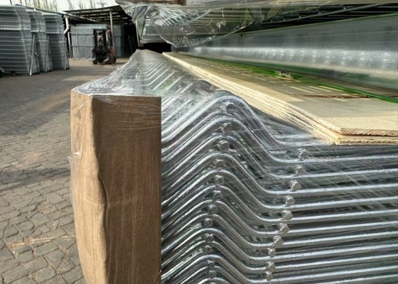 Panneau de clôture triangulaire en acier anticorrosion, polyvalent et facile d'entretien pour les événements de construction