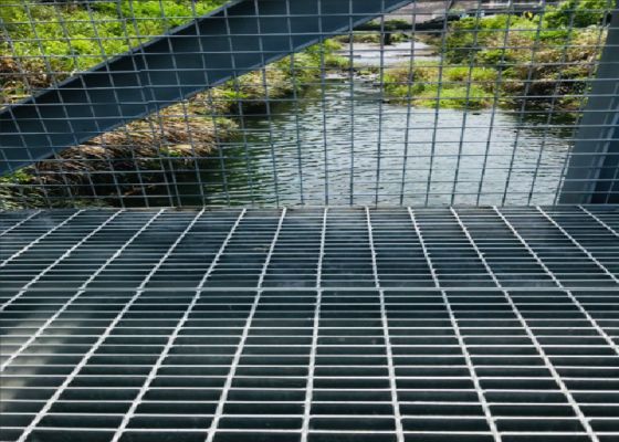 Caillebotis de passerelle en acier modulaire à installation rapide, résistant à la corrosion et classé pour la charge
