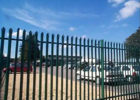 Panneaux de clôture de sécurité galvanisés en acier Système modulaire de haute durabilité