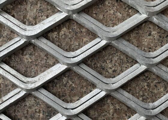 Grillage en métal déployé pour clôtures de sécurité et applications industrielles