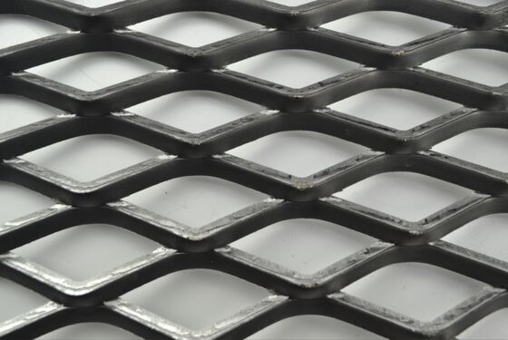 Maillage métallique géométriquement élargi pour panneaux de sécurisation et enceintes structurelles