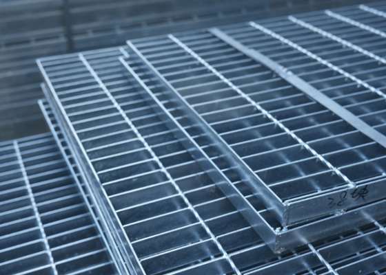 Grille de passerelle industrielle en acier galvanisé, caillebotis pour plateforme industrielle