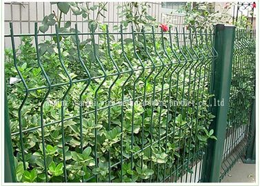 Le panneau adapté aux besoins du client de barrière de triangle de la taille 2x2 a soudé la couleur verte blanche de grillage