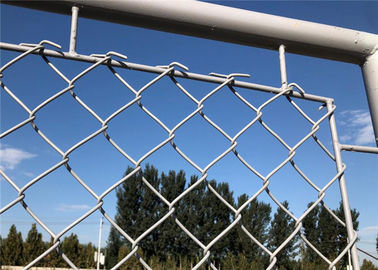 Le jardin provisoire de maillon de chaîne clôturant pour des sports, actionnent la barrière enduite de maillon de chaîne