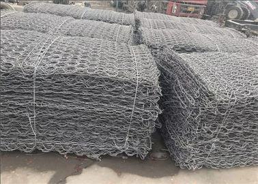 Paniers de grillage de Gabion remplis par roche de mur de soutènement