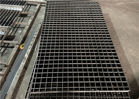 Q235 a pressé la grille en acier galvanisée par 32*3mm pour des bandes de roulement d'escalier/passage couvert