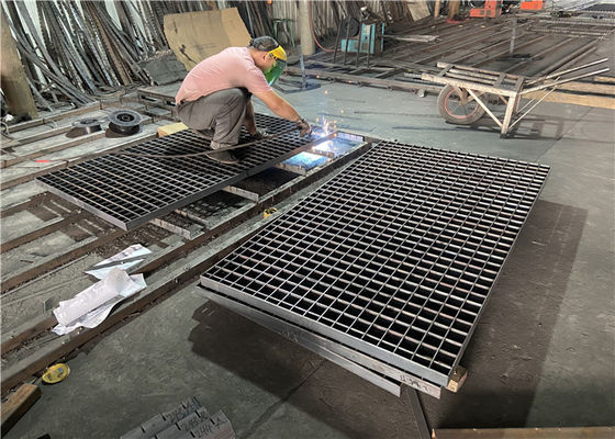 La presse galvanisée verrouillée a soudé la grille en acier de passage couvert de 0.3mm pour l'usine de machines