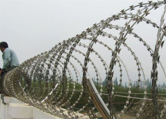 Sécurité Bto-22 galvanisée plongée chaude de rasoir du fil barbelé pointu fort 2.5mm de bande
